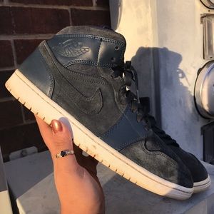 ‘Jordan 1 Mid Armory Navy ‘17